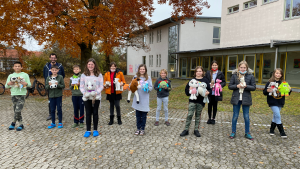 Read more about the article Von Kindern, für Kinder – Schüler spenden Kuscheltiere