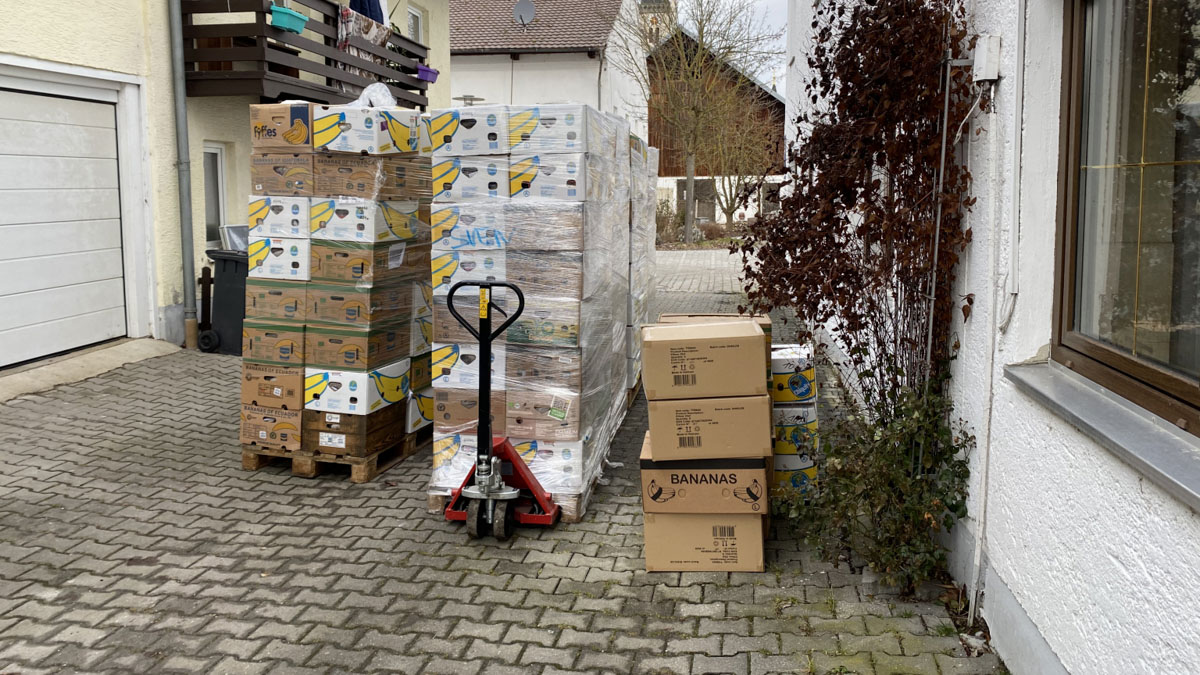 Über 900 Kartons voll mit Kuschelkissen als Tröster für kranke Kinder