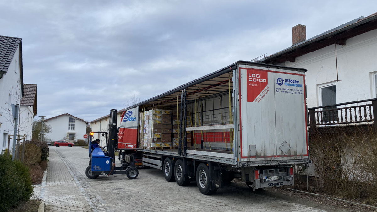 Über 900 Kartons voll mit Kuschelkissen als Tröster für kranke Kinder