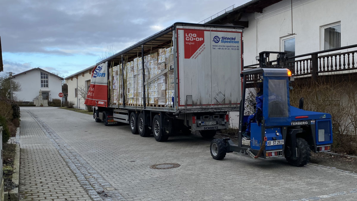 Über 900 Kartons voll mit Kuschelkissen als Tröster für kranke Kinder