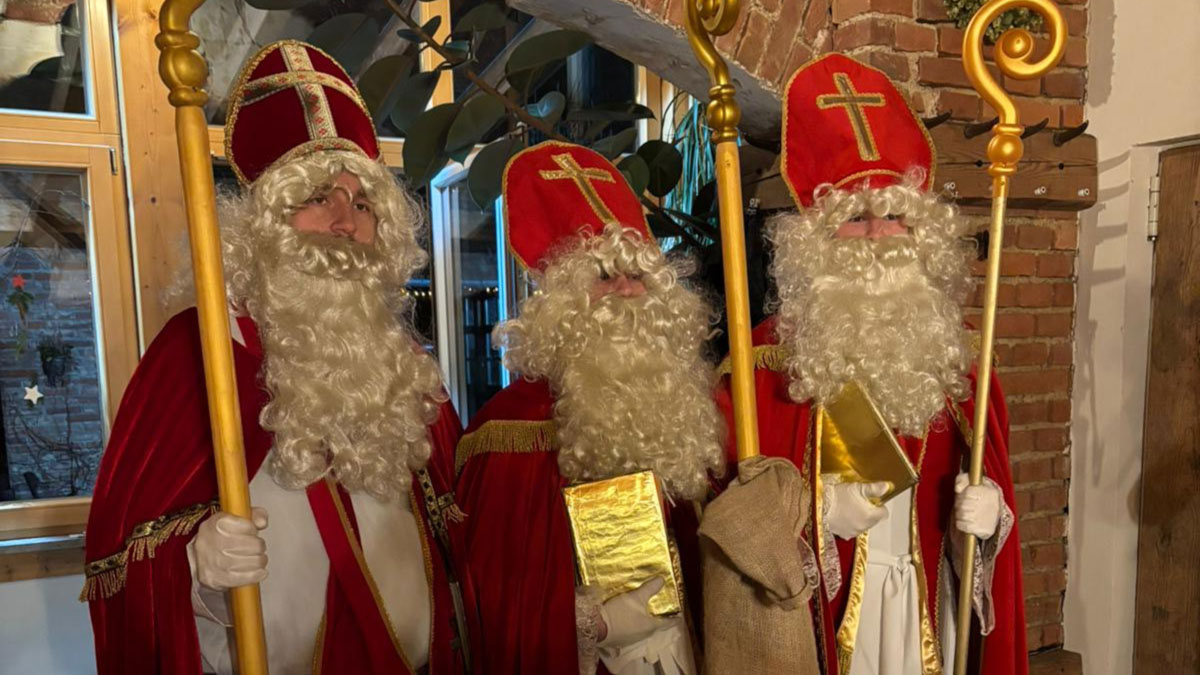 Nikoläuse aus Hohenkammer spenden 1.100 Euro für Kuscheltieraktion