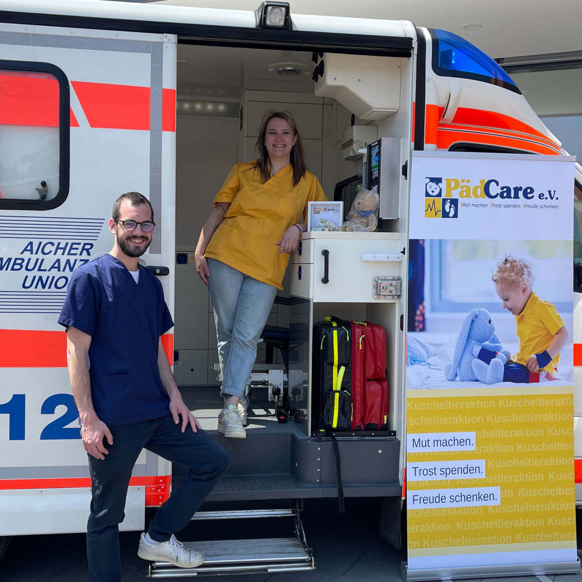 Kevin und Claudia vor einem Krankenwagen